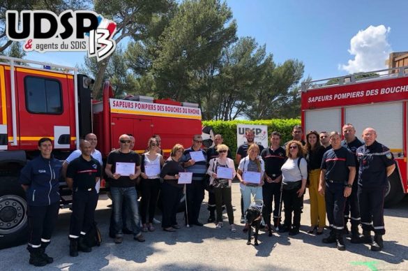 remise diplome groupe debvant camion pompiers