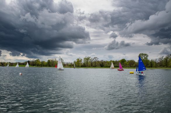 Vue du lac de Créteil avec des petits voilirs