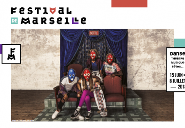 Personnages masquées sur affiche Festival