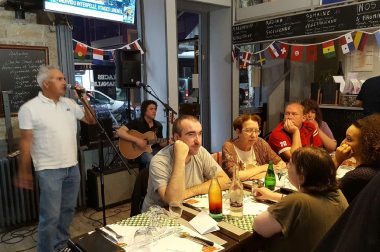 chanteur et personnes assises qui mangent dans un restaurant