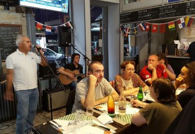 chanteur et personnes assises qui mangent dans un restaurant