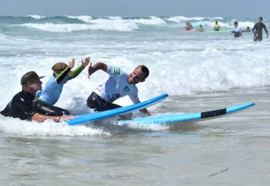 jeune surfeur déficient visuel