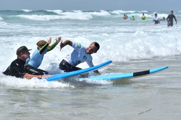 jeune surfeur déficient visuel