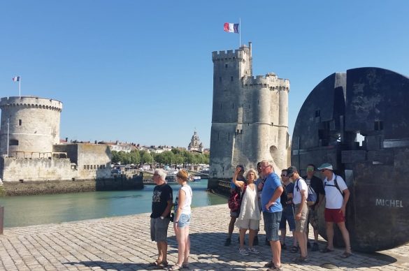 les cyclistes devant les tours de la Rochelle