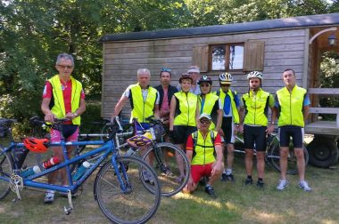 cyclistes devant leur roulotte avant de partir.