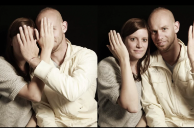 couple en photo qui se cache les yeux.