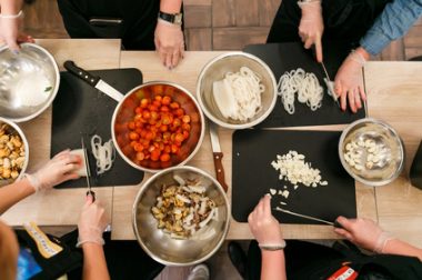 table vue du haut avec plats et casseroles. 