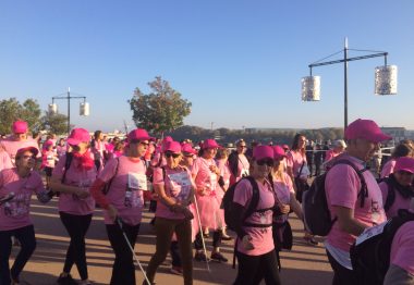 bénéficiaires qui marchent avec leur guide