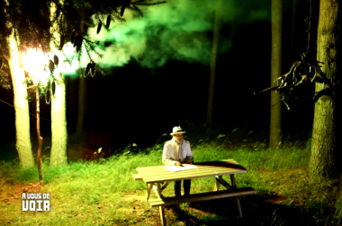 Brouillaud assis à une table de nuit avec lumière