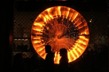 Roue lumineuse et profil d'un couple devant