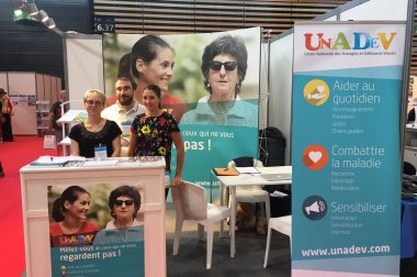 Le stand UNADEV sur le salon Handica avec 3 personnes du centre régional UNADEV de Lyon