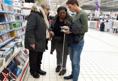 Damien auxiliaire de vie et un couple de malvoyants au rayon CD