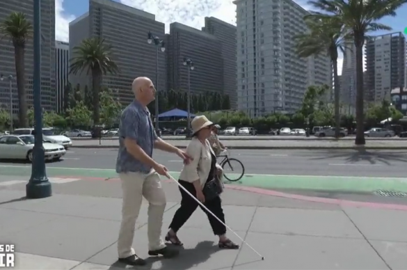 Chris Downey au bras de sa femme dans les rues de San Franciscoavec sa canne