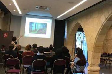 Présentation d'une sensibilisation au handicap visuel dans une salle pour les collaborateurs de l'office du tourisme de Saint Emilion