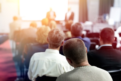 Personnes assises lors d'une conférence