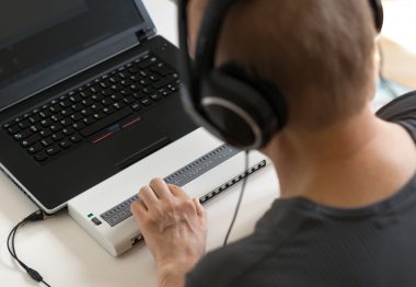 L'utilisation d'une plage braille, un confort pour écrire.