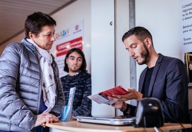 Accueil dans le Bus du Glaucome avec la remise du Livret du Patient