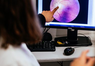 L'orthoptiste de l'UNADEV analyse le nerf optique à l'écran