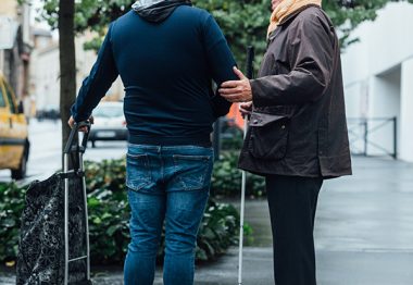 Florian, auxiliaire de vie, accompagne dans la rue Barthélémy pour réaliser des courses