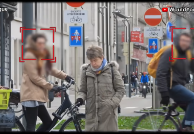 Capture de la vidéo avec Anne, aveugle, qui se déplace dans la rue