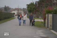 Mélanie dans la rue avec ses copines et son chien guide