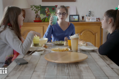 Un repas d'ados entre copines. 