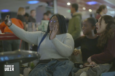 Fanta est ses amies, assises au bowling en train de se prendre en photo. 