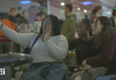 Fanta est ses amies, assises au bowling en train de se prendre en photo.