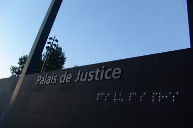 texte en braille pas vu pas pris sur la façade du palais de justice