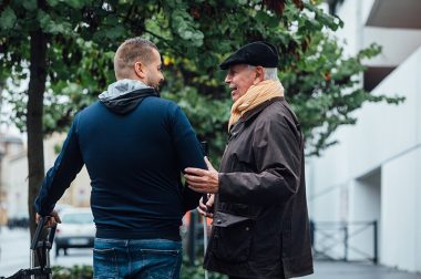 Personne âgée et son auxiliaire de vie