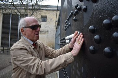 Homme aveugle qui touche la fresque