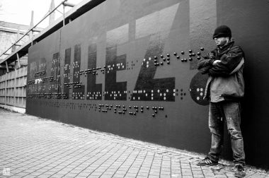 fresque braille sur un mur