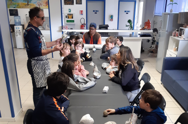 Enfants autour d'une table avec moulages