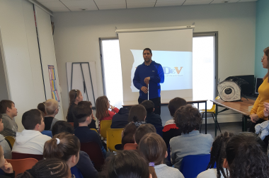 Salle de classe avec aveugle qui parle aux enfants