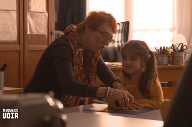 Professeur et petite fille salle de classe. 