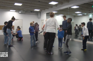 Enfants qui dansent dans une salle