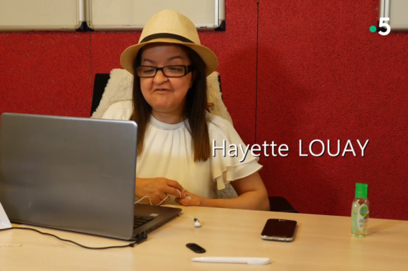 Hayette derrière son pc