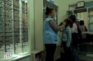 Enfant qui essaie des lunettes