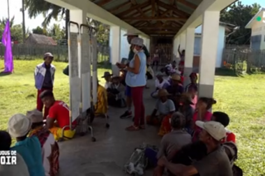 Patients assis par terre en attendant leur consultation