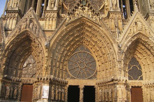 Les 3 portails à l'entrée de la cathédrale de Reims